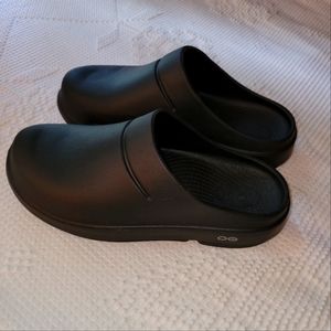 OOFOS Recovery clogs, sz 9